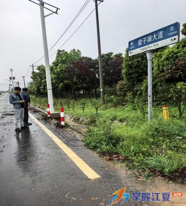 江夏区交通运输局公路养护中心 全力奋战极端雨天保畅一线
