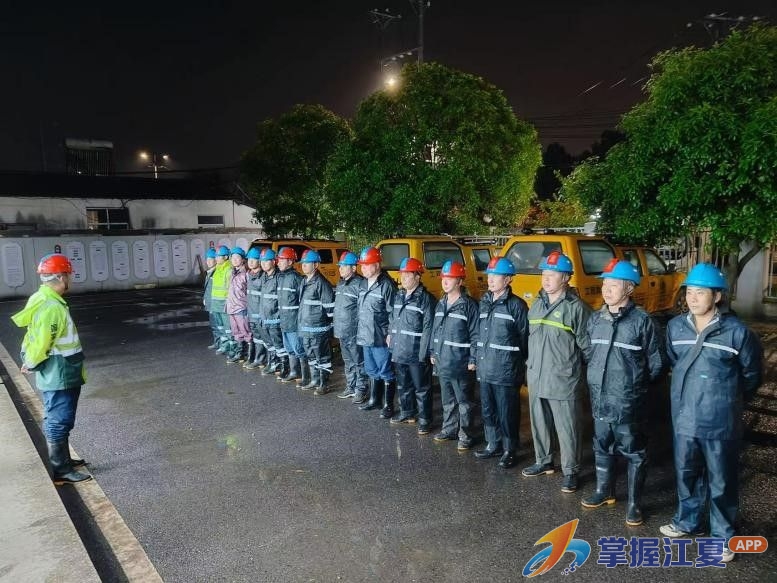 国网武汉市江夏区供电公司高效应对雷暴雨天气