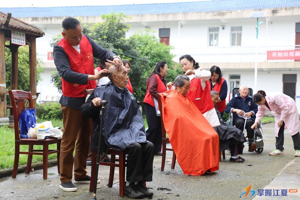 理发、体检、拉家常……江夏爱之源义工走进法泗福利院为老人送温暖