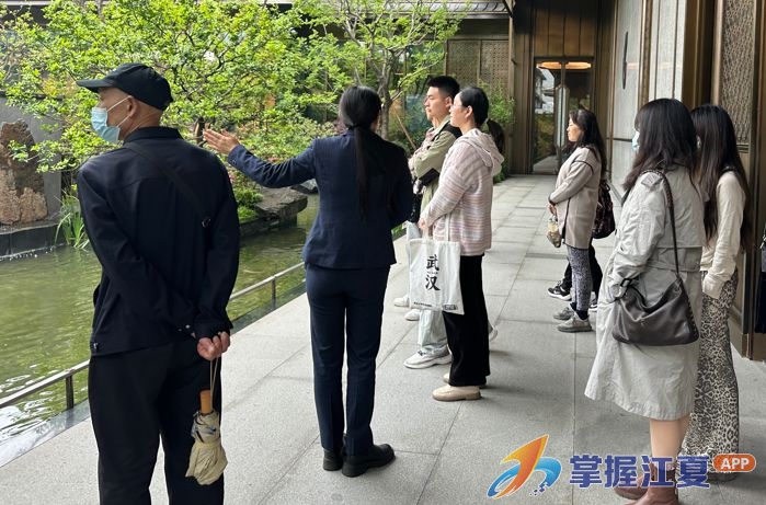 江夏区住更局指导开展看房团活动 便民服务助力市民选房