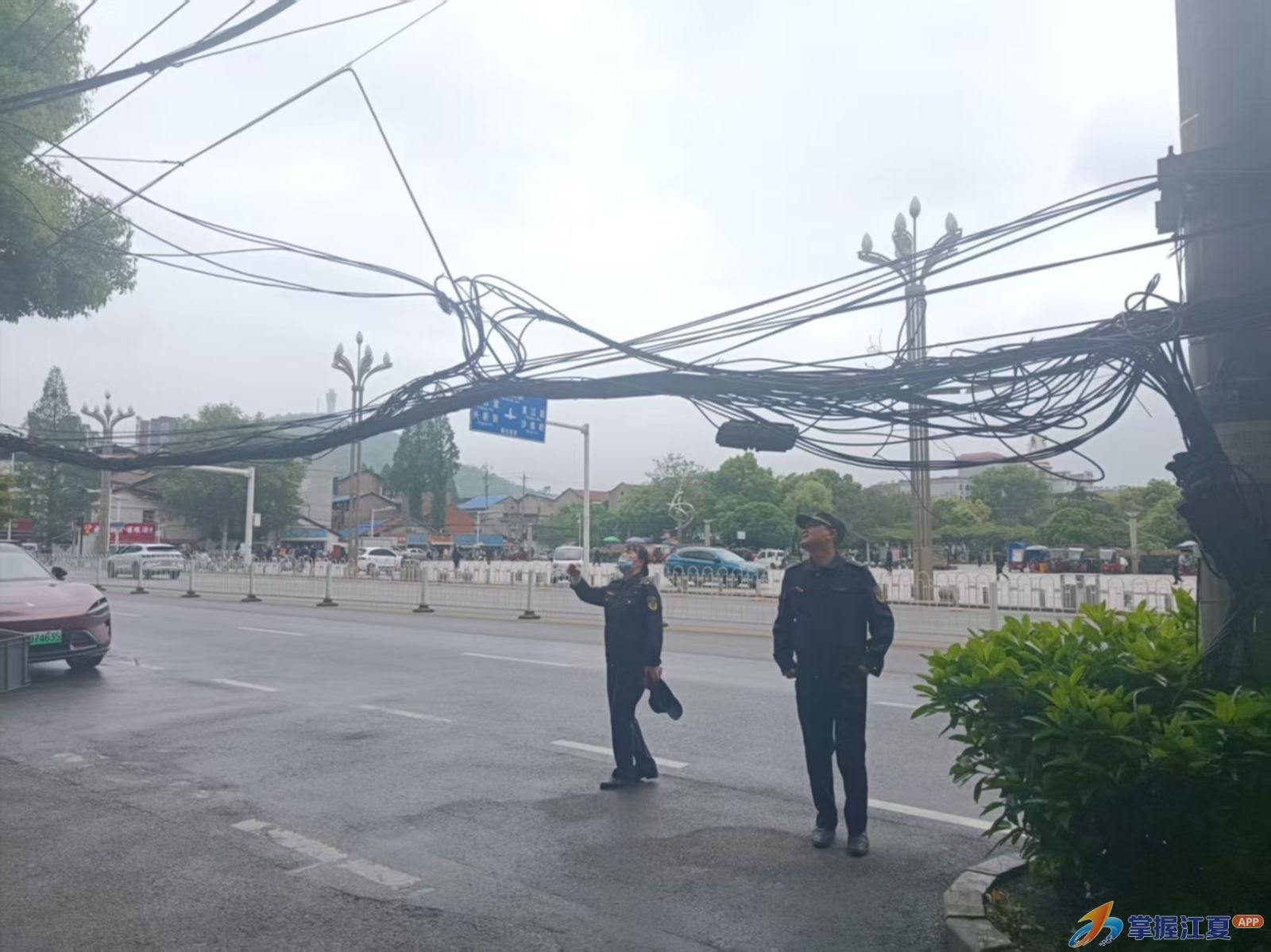 纸坊街道快速处置架空管线垂落隐患 筑牢辖区安全防线
