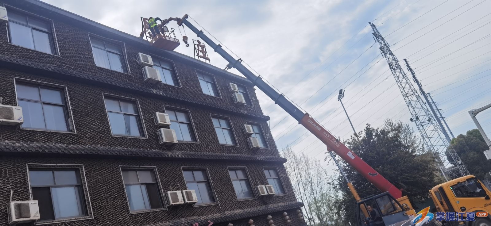 守好“头顶安全” 绘就精细治理答卷——纸坊街道专项整治楼顶隐患单体字