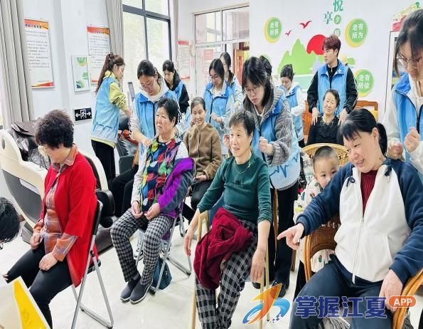 一对一按摩、手把手教养生！沿湖社区这场“银龄关爱”暖到老人心坎里