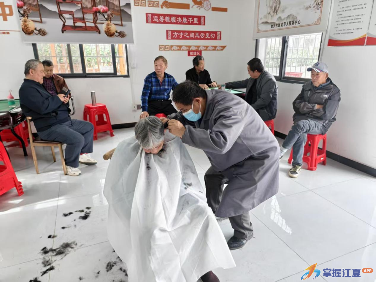 金兴社区开展免费理发公益活动