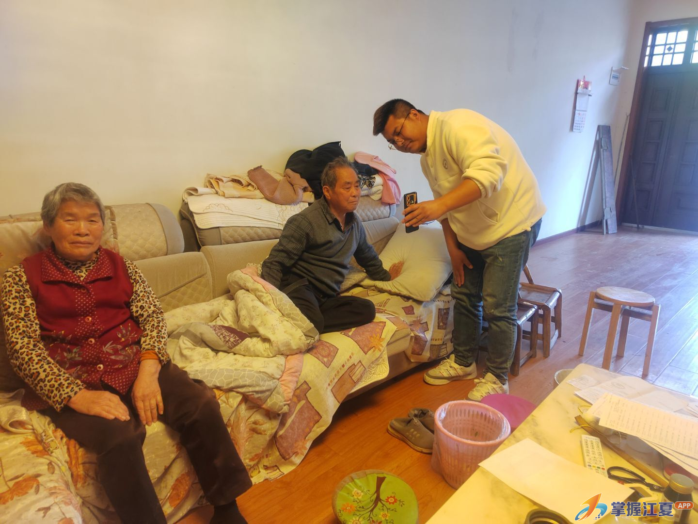 金兴社区上门认证解民忧 便民服务显温情