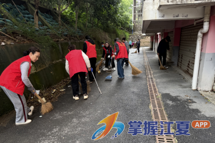 金水办事处老场部社区开展“弘扬劳动精神 共创美丽家园”活动