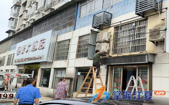 金水办事处开展违规招牌拆除专项整治行动 守护群众“头顶上的安全”