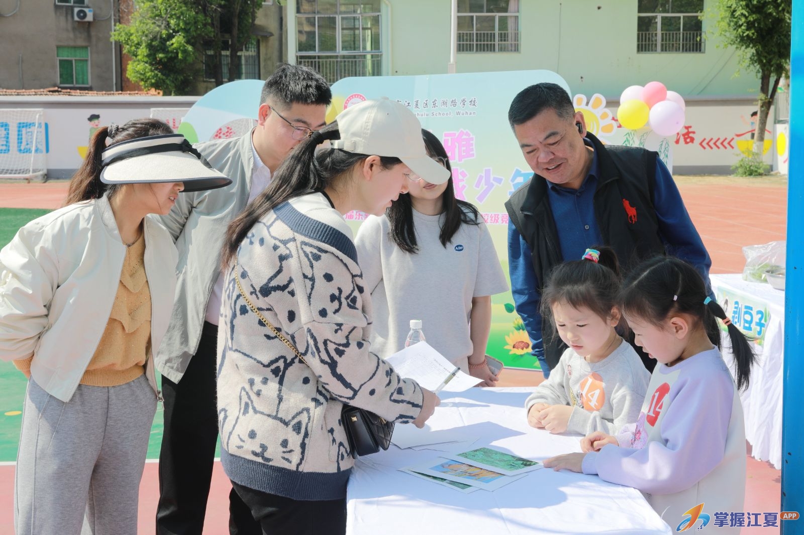 剥花生、系鞋带、番茄炒蛋……东湖路学校这场劳动技能赛“烟火气”十足