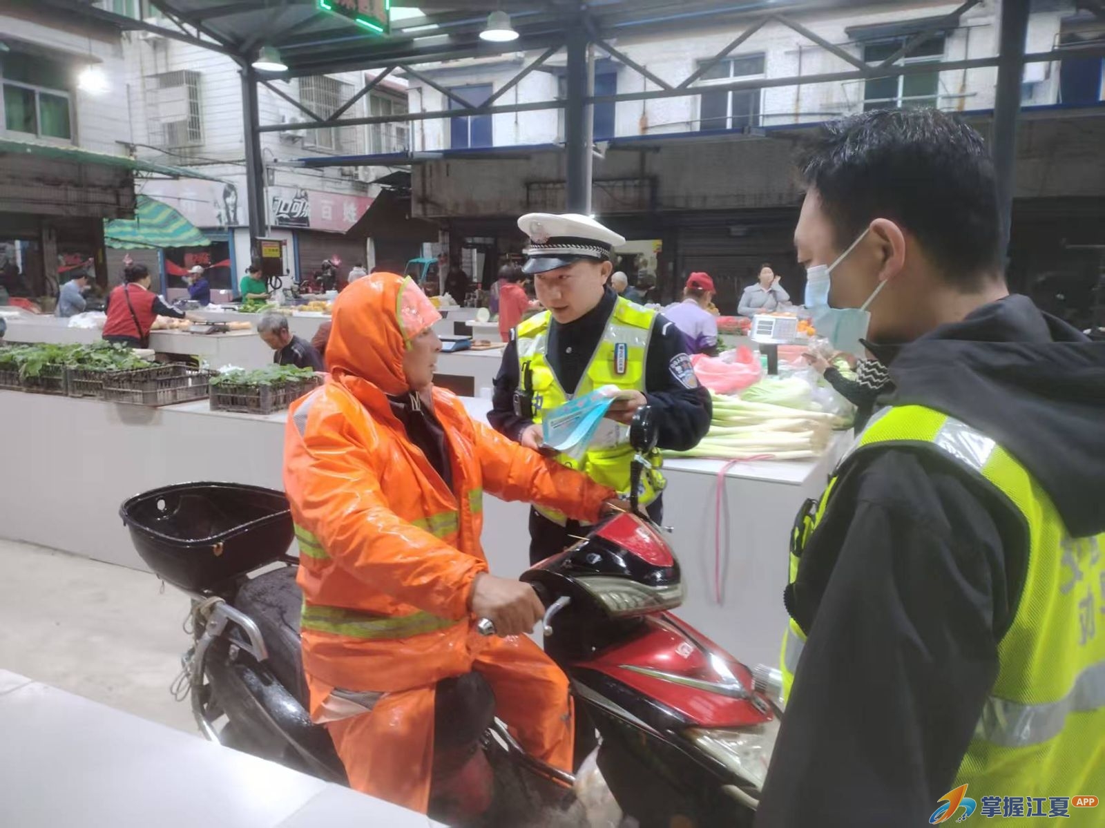 进集市、上宴席、走街头！金口交通安全劝导员把“安全”送到群众身边