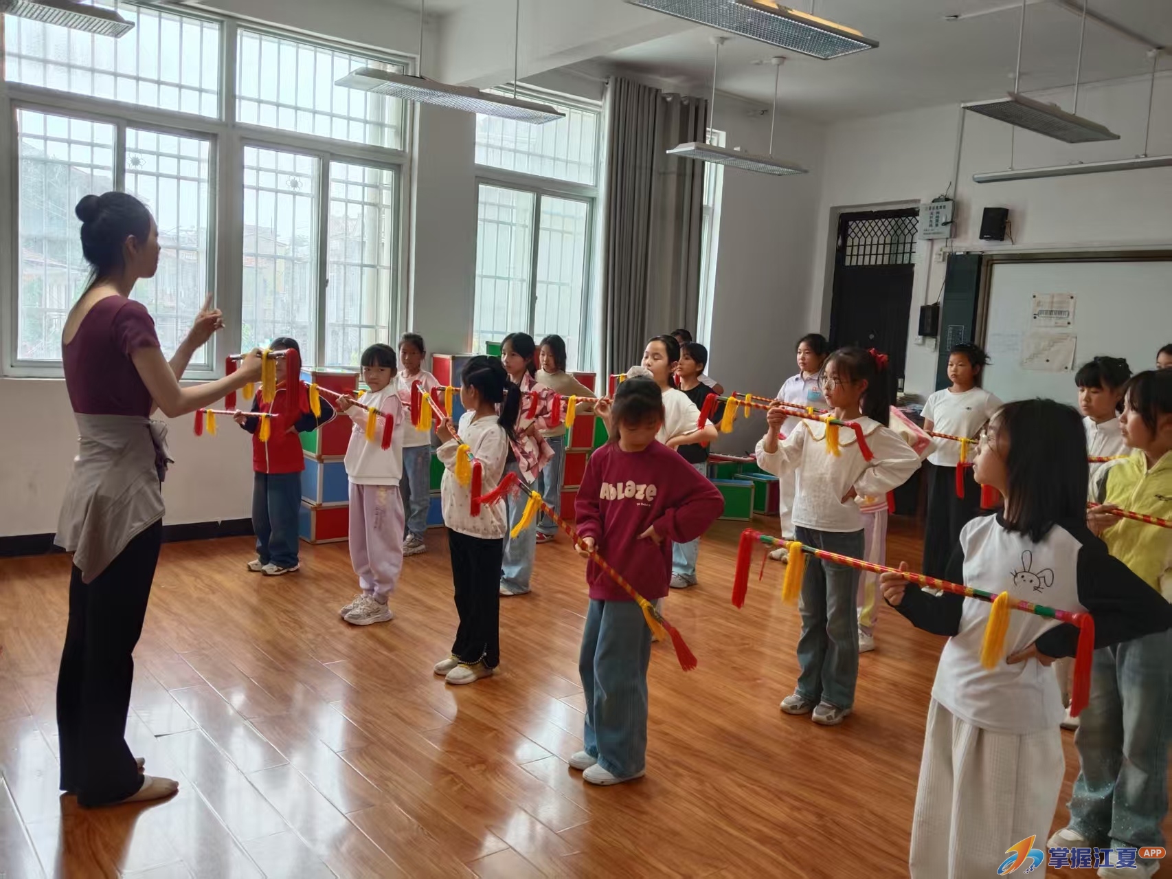 湖北艺术学院教师团队走进法泗小学指导《打连厢》排练