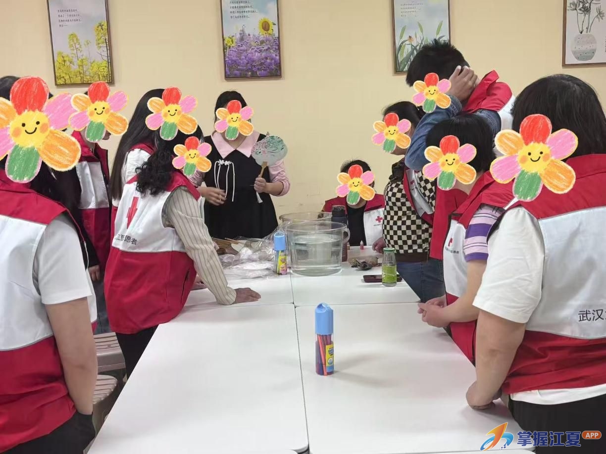 以扇为媒，点亮心光——江夏区举办“独一无二”同伴支持小组活动