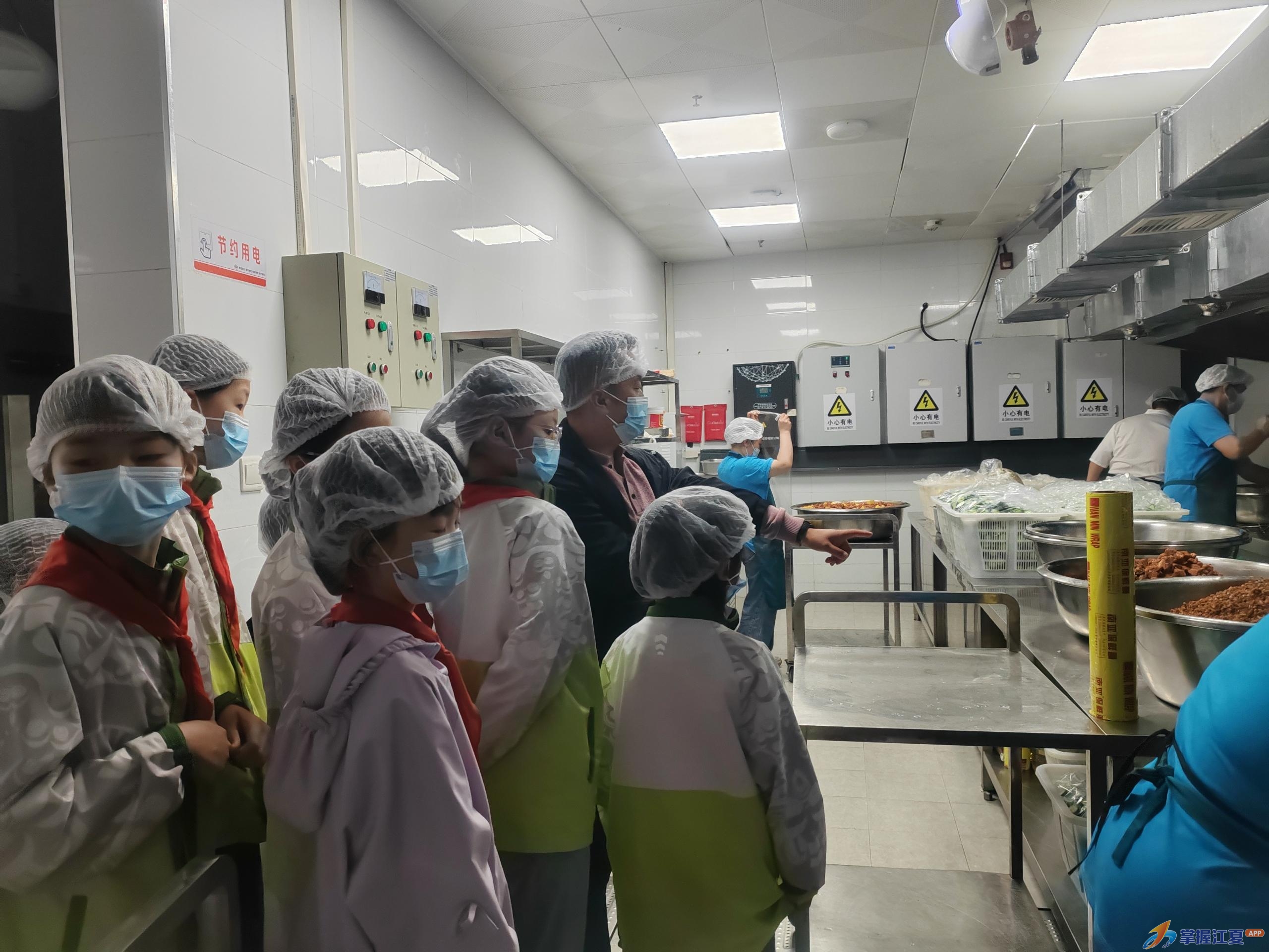 江夏区实验小学古驿路校区食堂“小小监督员”上岗