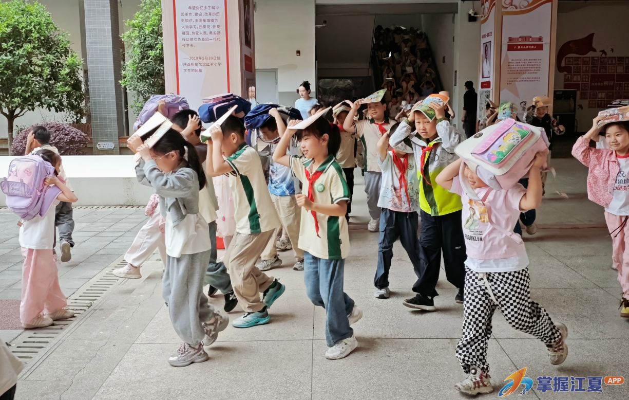 江夏区实验小学教联体开展防震疏散演练