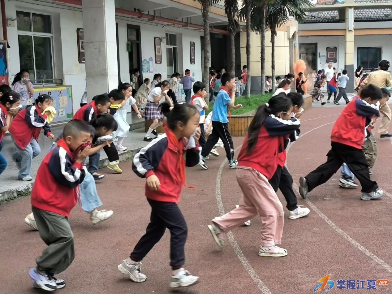 警报骤鸣，守护同行！江夏区第一小学开展“实战”演练锤炼逃生技能