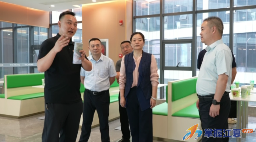 区政协开展商贸服务业发展调研活动
