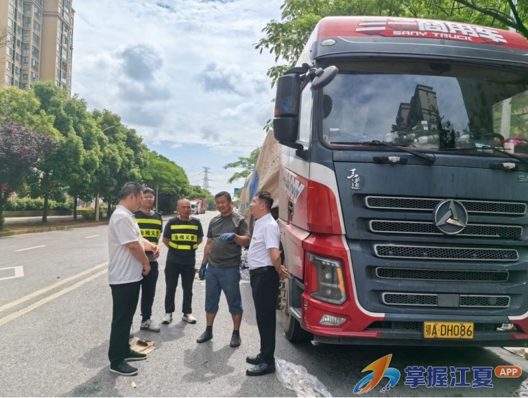 货车急刹啤酒倾洒数十米，金槐社区与义警连夜除险暖人心