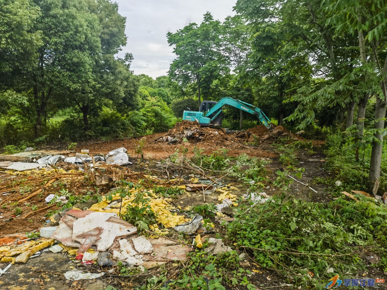 乌龙泉街道扎实推进“四线一口”整治 绘就进出城通道靓丽风景线