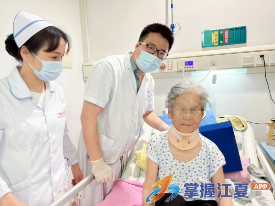八旬老人颈肩剧痛十余天，竟是颈椎间盘突出压迫神经——江夏骨科团队毫米级精准“拆弹”助其安睡