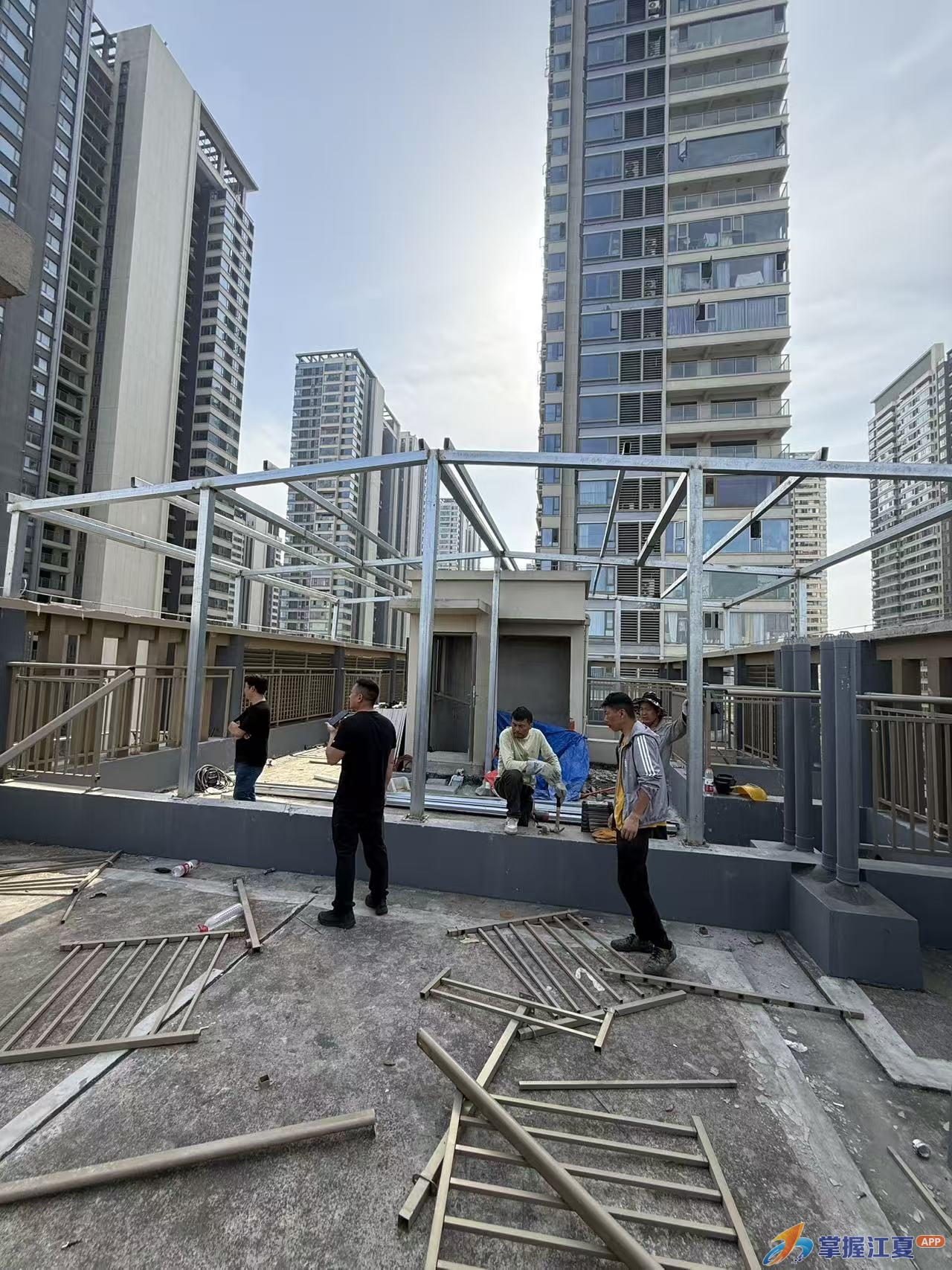 楼顶地下齐拆违建！江夏经开区整治小区私搭乱建