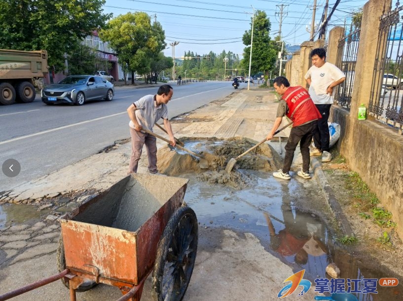 坑洼路面变坦途！郑店街政企联手修好“门前路”暖了“群众心”
