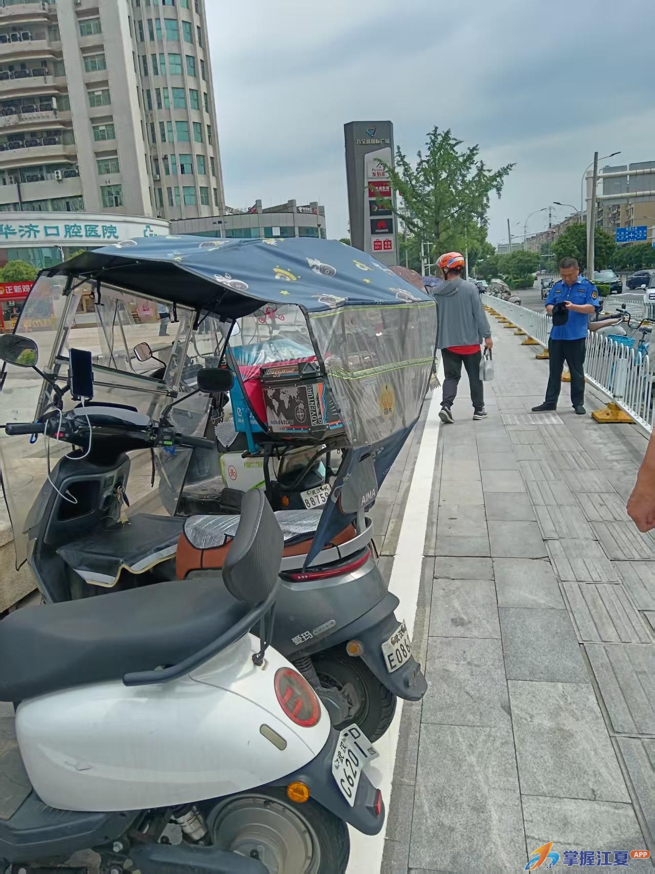 城管进社区解民忧 九全嘉广场“烟火气”与“文明风”共舞