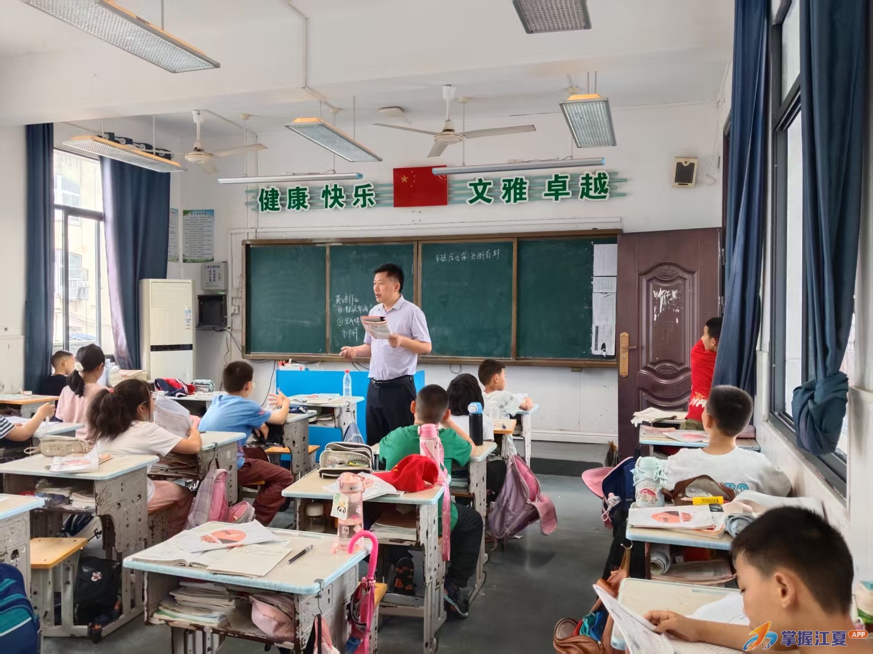 法泗街道教育总支书记常态化授课进校园 守护学生平安成长