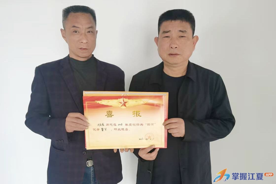 喜报送家门 荣光耀门庭 江夏郑店为 “四有” 优秀士兵家属送喜报