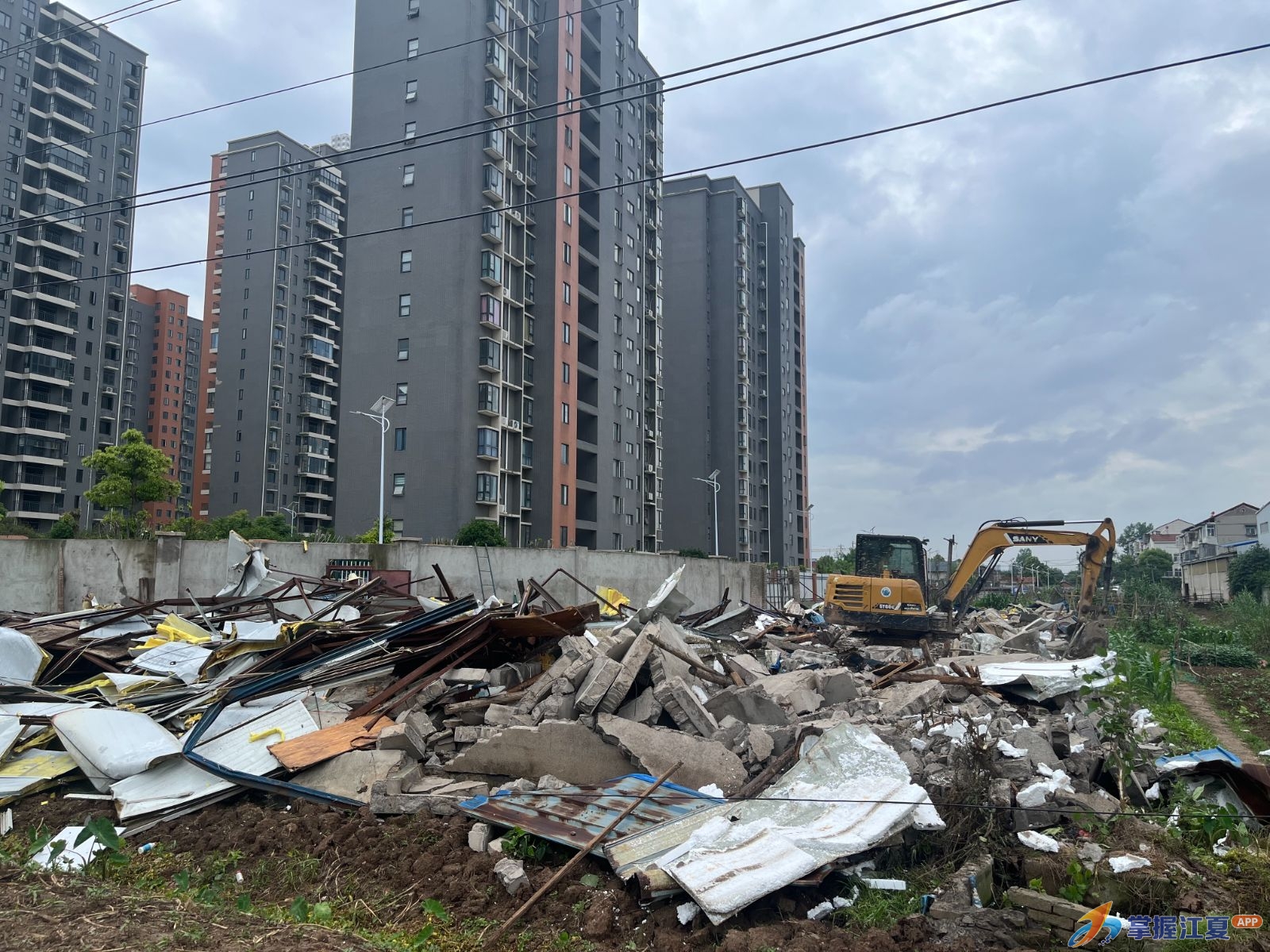 整治环境拆违治乱 江夏区金水办事处依法拆除违规临时工棚1200平方米