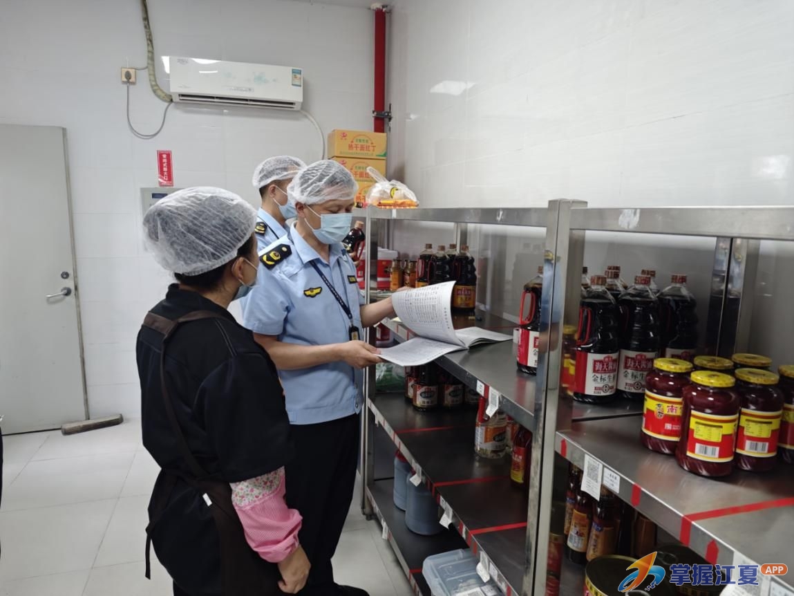 筑牢食品安全防线 护航学子逐梦