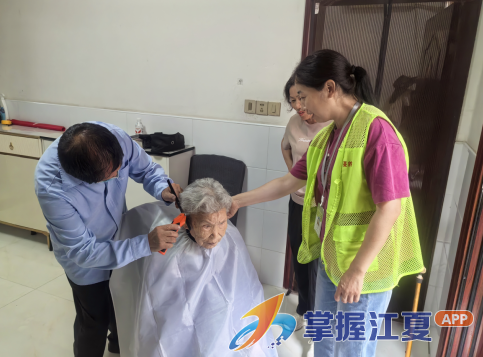 金隆社区开展爱心义剪暨移风易俗宣传活动