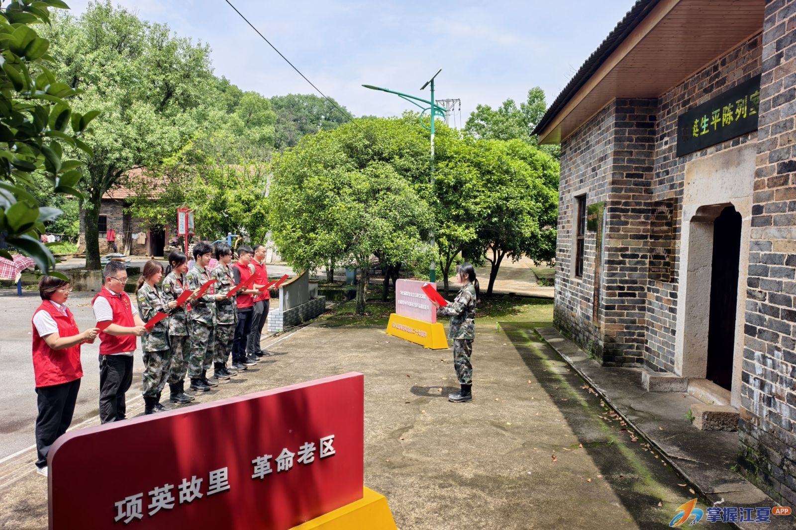 江夏开展“躬身守护红色丰碑·党课诗诵赓续血脉”主题行走思政课活动