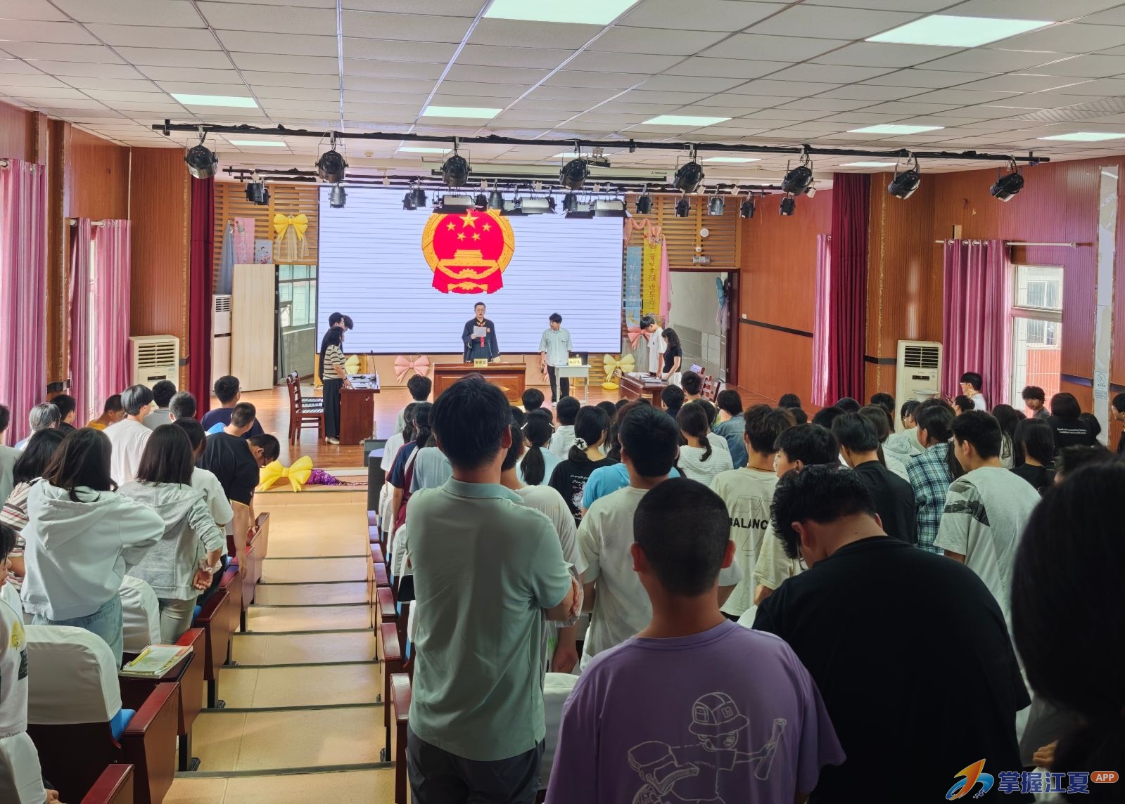 学生扮演原告、被告、证人出庭作证……江夏这场模拟法庭让校园欺凌“法律代价”看得见