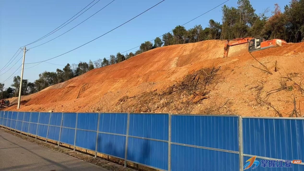 乌龙泉街道“绣花功夫”扮靓“四线一口”：危坡变绿地 旧院成风景