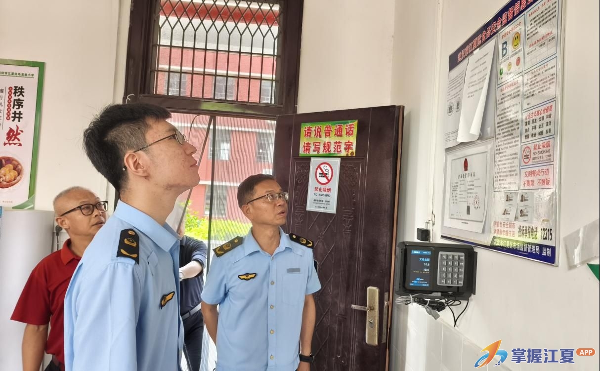 乌龙泉市场监管所开展考前学校食堂专项检查