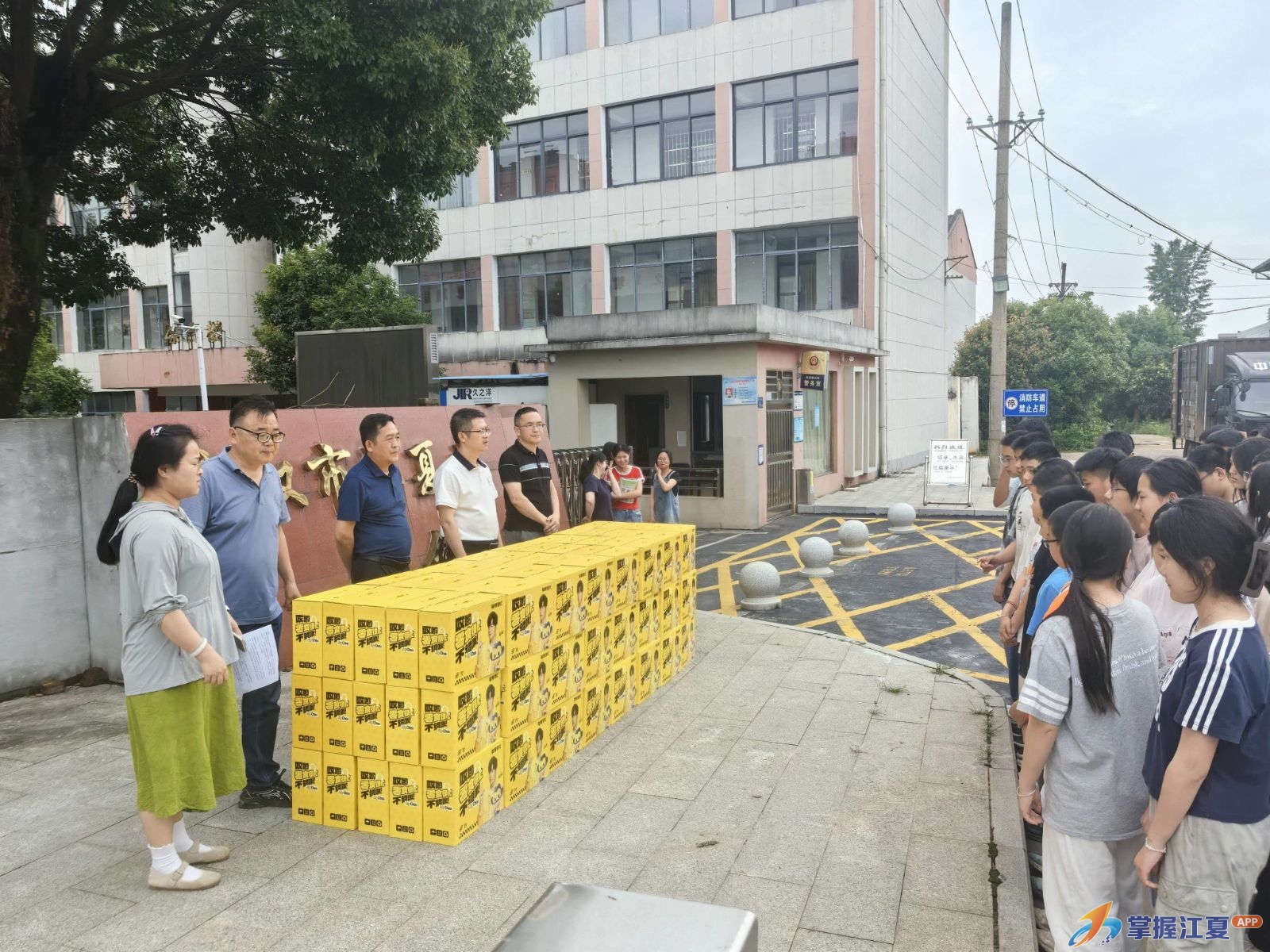 舒安街开展守护“一老一小”朝夕美好慰问活动