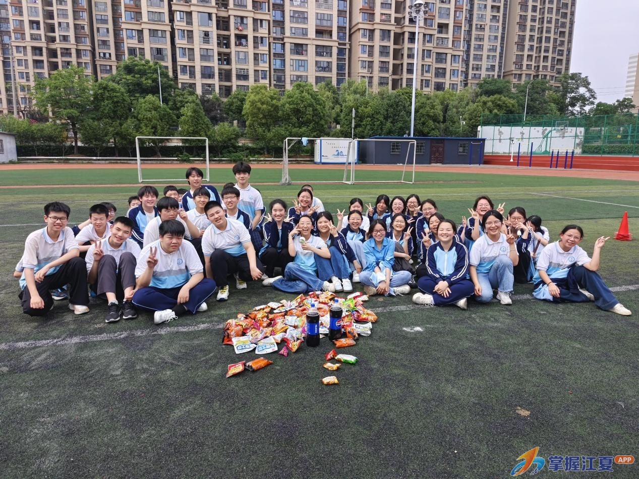 江夏五中举办初三心理调适趣味团建活动