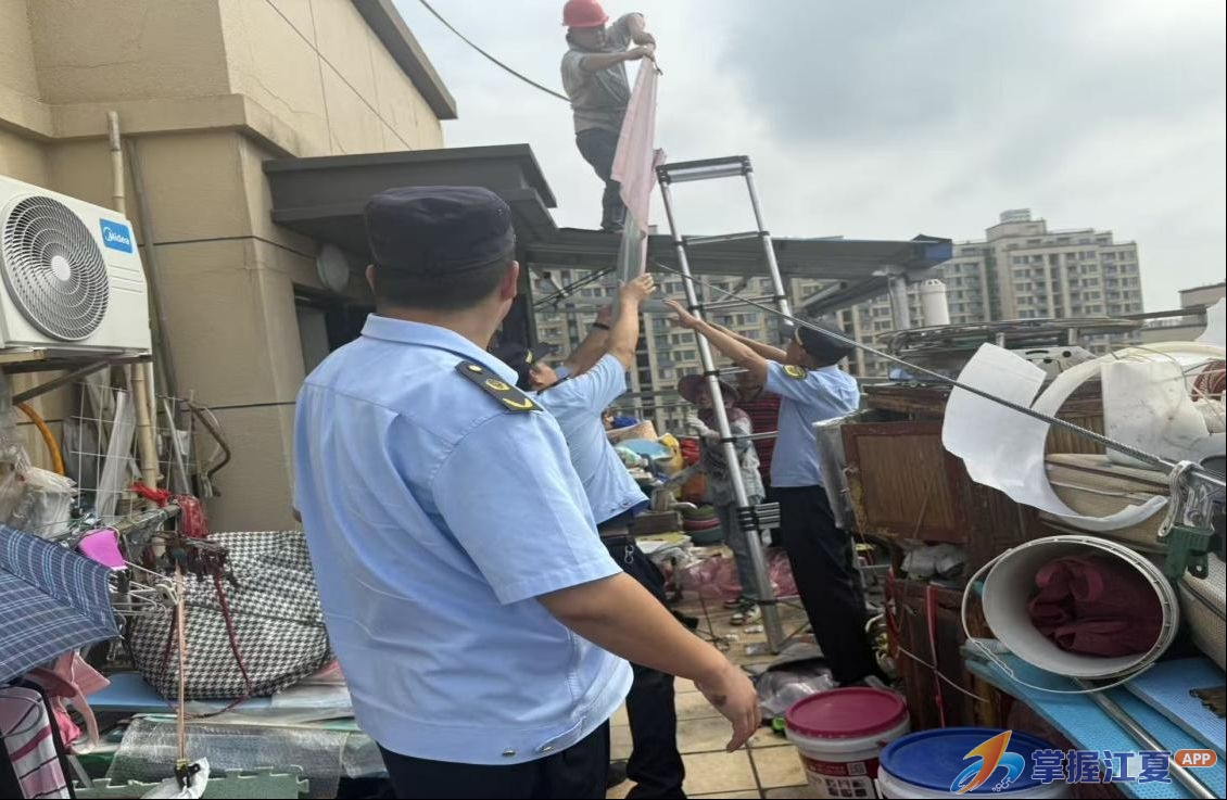 聚焦“楼上楼、阳光房”乱象，金口街靶向整治小区高空违建