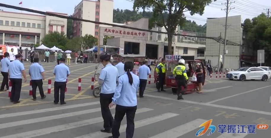 江夏城管全力护航两考 用心守护学子梦想