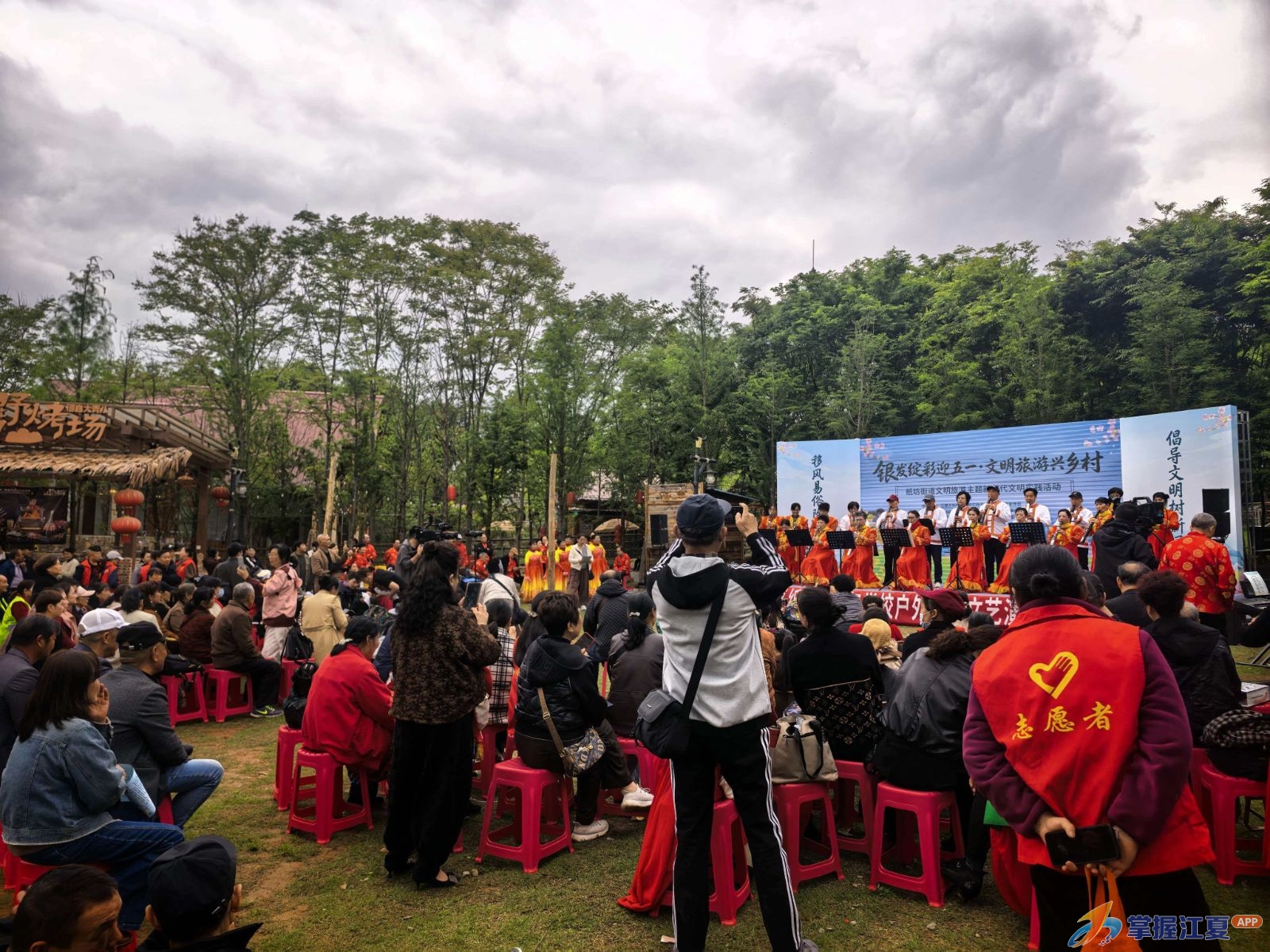 翻牌大开奖 移风易俗特别活动走进纸坊街大青八户外运动中心