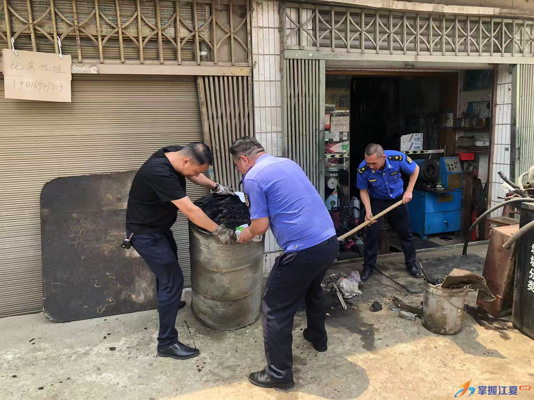 城管进社区 联动整治乱堆乱放 擦亮人居环境底色