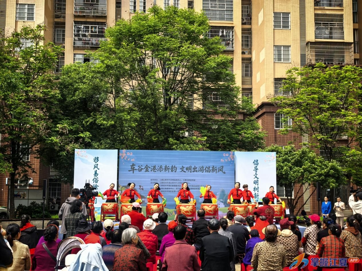 翻牌大开奖 移风易俗特别活动走进金港一号社区
