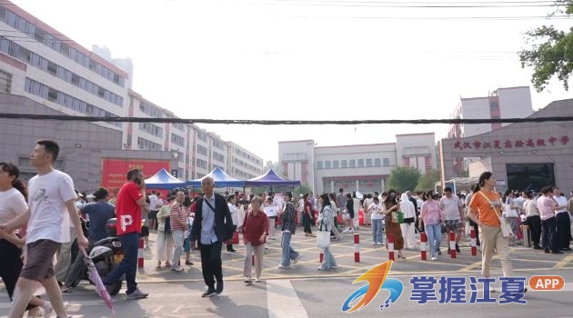 旗袍、向日葵、签到表  考场外的“牵挂”