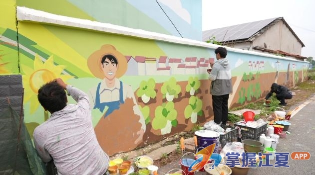 墙绘扮靓庆丰村 美院学子绘就乡村振兴新画卷