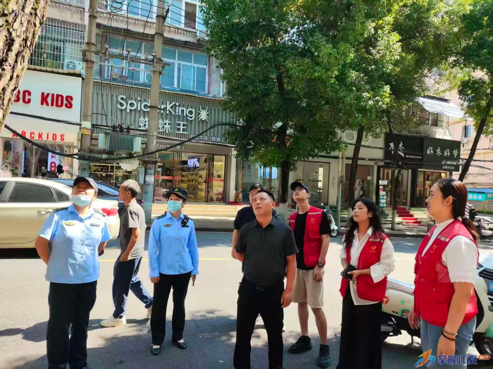 城管进社区织密安全网 共情执法守护“头顶平安”
