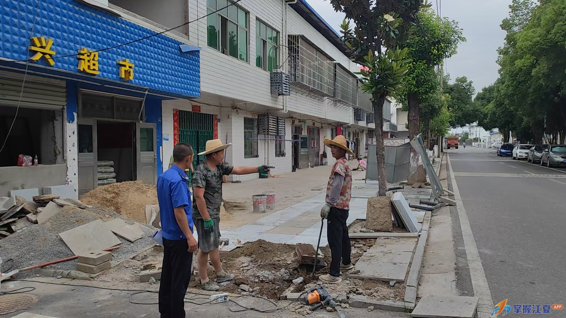 金水办事处强化市容巡查管控 快速整改人行道破损问题