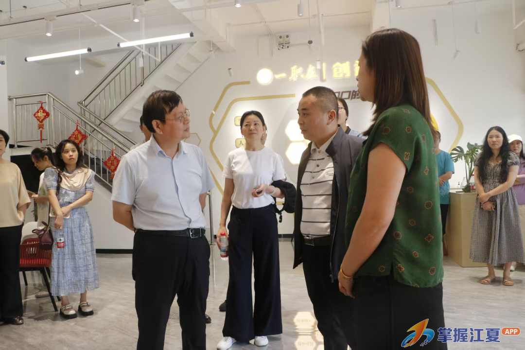 区政协纸坊街联络委调研“人工智能+社区治理”助力智慧城市建设