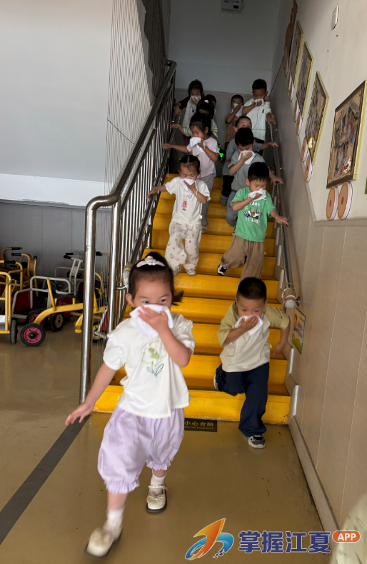 蓝焰进校园 平安润童心 ——大桥中心幼儿园开展消防进校园活动