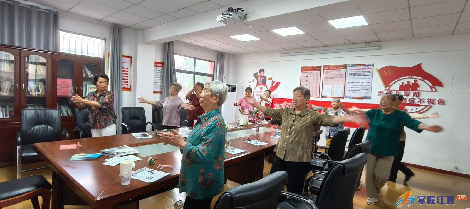练习健身操、编织彩绳花、制作团扇……山坡社区端午敬老活动“暖”意融融
