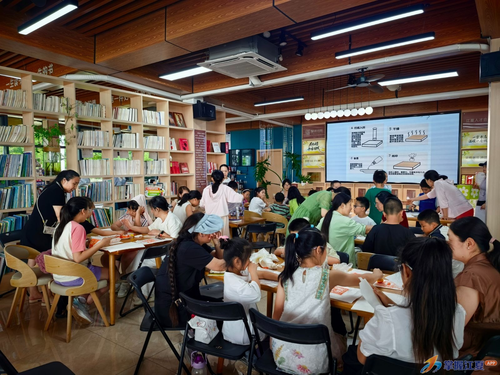 千年传拓技艺走进聚贤书局，亲子家庭沉浸式体验“活态档案”魅力