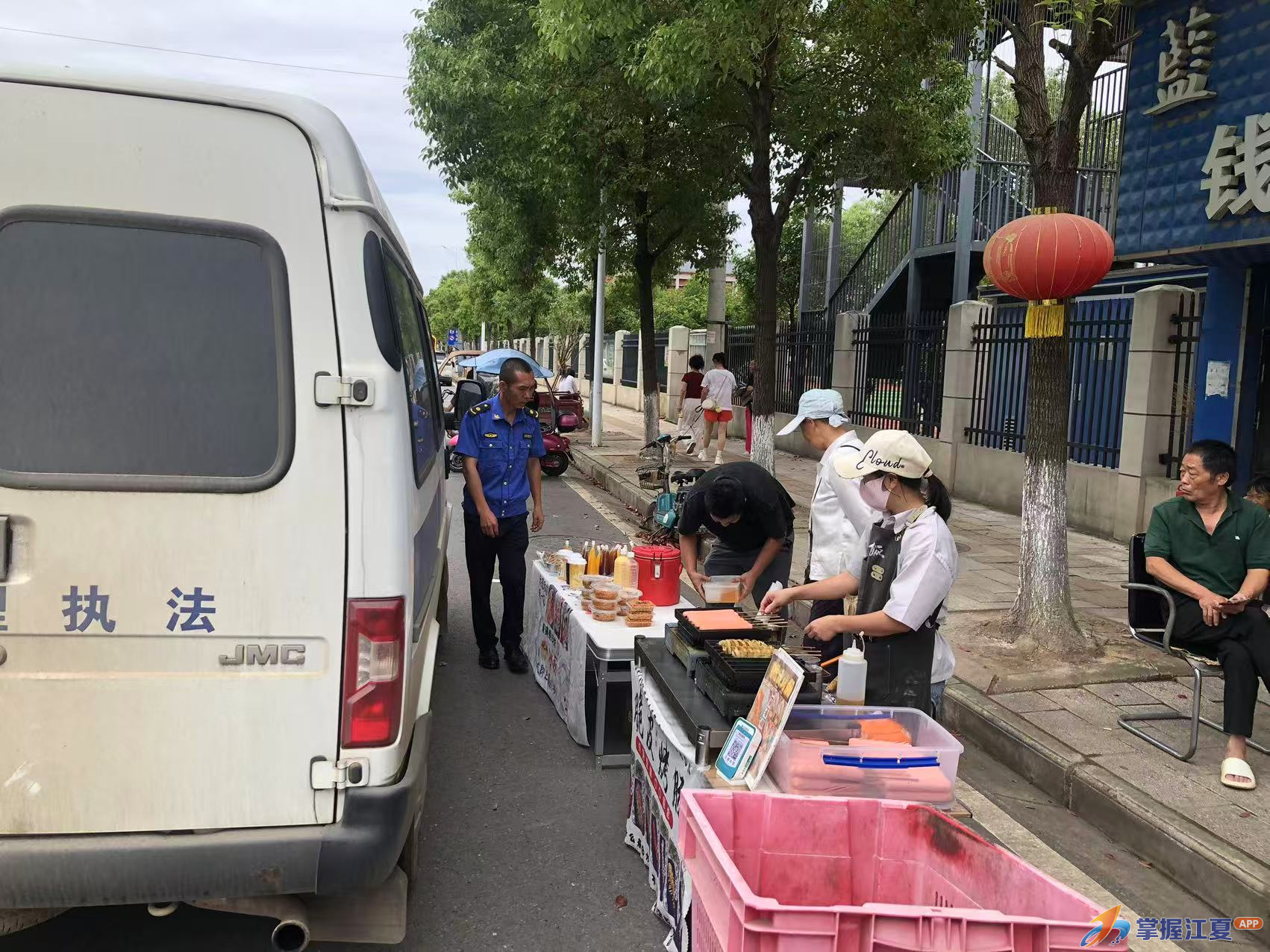 金水办事处开展校园周边环境专项整治 护航学生平安放学路
